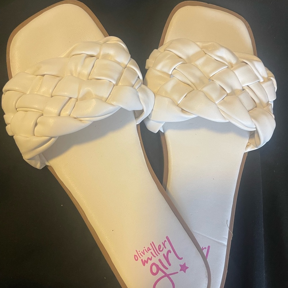 Worn a few times… cute girls, white slides, size 5